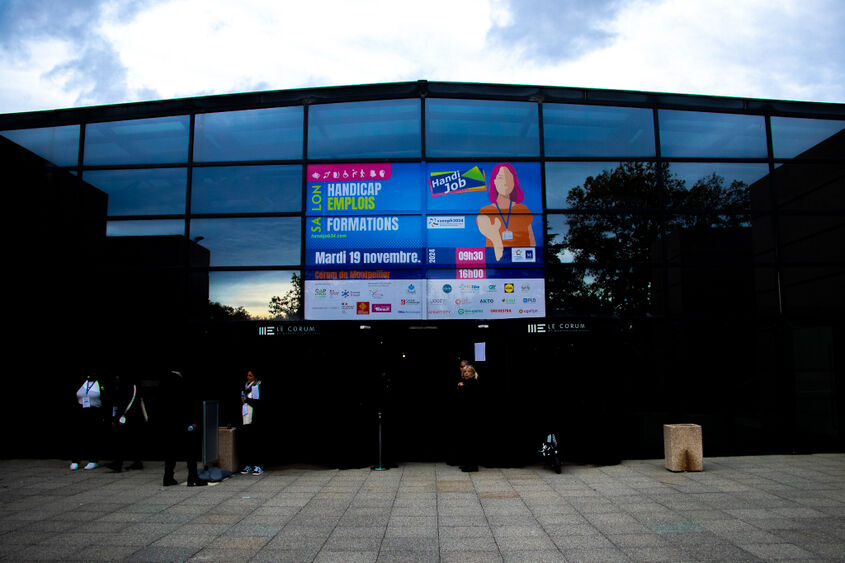 Entrée du corum de montpellier avec le visuel handi'job 2024